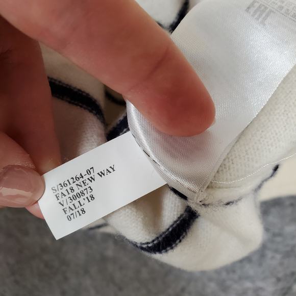 Banana Republic Sweater Womens Extra Small Merino Wool Novelty Kiss Valentine - Picture 4 of 9